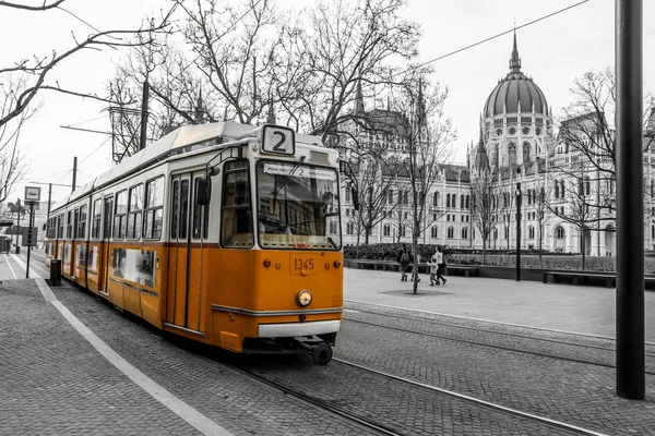 ブダペスト ハンガリーにおける典型的な黄色の路面電車の画像です トラムは 黒と白の背景で分離されています — ストック写真