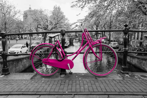 Una Foto Una Solitaria Bici Rosa Puente Sobre Canal Ámsterdam — Foto de Stock