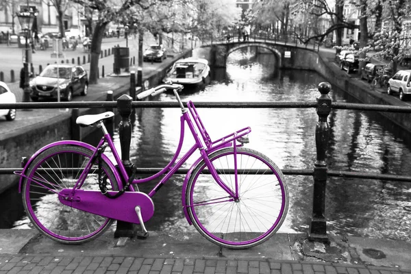 Picture Lonely Purple Bike Bridge Channel Amsterdam Background Black White — Stock Photo, Image