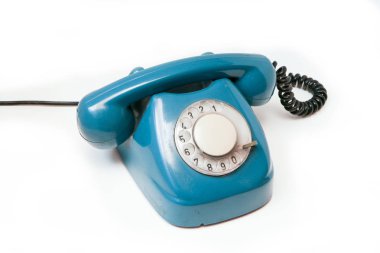 Beyaz bir arka plan üzerinde izole bir mavi eski retro döner mekanik telefon. 