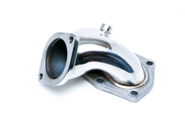 Beyaz bir arka plan üzerinde izole paslanmaz çelik spor turbo dirsek boru. 
