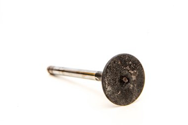 Eski motordan çekilen bir kullanılan Motor Vana. Karbon ile kaplıdır. Beyaz arka plan üzerinde izole. 