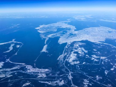 Toprak üzerinde yüksek uçan uçak kış sırasında Rusya 'da Koskolovo bir havadan görünümü. Uçaklar penceresinden bir bakış. 
