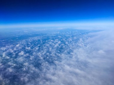 Yerden yükseklerde uçan uçağın hava görüntüsü. Uçakların penceresinden bir bakış.. 