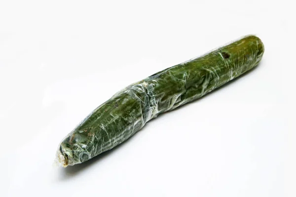 Een Afbeelding Van Een Bedorven Komkommer Plastic Folie Verpakt Folie — Stockfoto