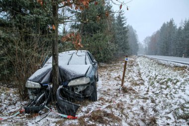 Araba trafik kazası sırasında yok. Bu siyah buz veya kar nedeniyle kışın, kötü hava koşulları tarafından neden oldu. Araba durdurulmuş ve kar yağışı karayolu ile standları.