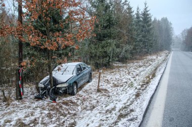 Araba trafik kazası sırasında yok. Bu siyah buz veya kar nedeniyle kışın, kötü hava koşulları tarafından neden oldu. Araba durdurulmuş ve kar yağışı karayolu ile standları.