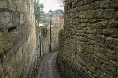 Güzel eski şehirden Bradford on Avon Birleşik Krallık'taki bir resim. Evler, sokaklar, patikalar görebilirsiniz.  