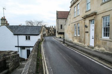 Güzel eski şehirden Bradford on Avon Birleşik Krallık'taki bir resim. Evler, sokaklar, patikalar görebilirsiniz.  