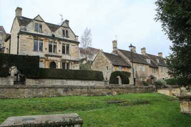 Güzel eski şehirden Bradford on Avon Birleşik Krallık'taki bir resim. Evler, sokaklar, patikalar görebilirsiniz.  