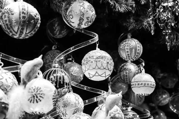 Ein Schwarz Weiß Bild Von Ein Paar Glasigem Weihnachtskugelschmuck Kannst — Stockfoto