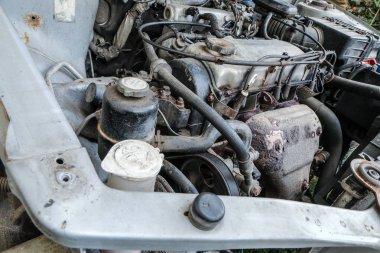 Eski araba enkazından bir ayrıntı. Motor buji ile. Petrol sızıntısı var. 