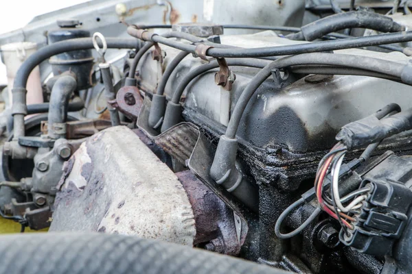 Eski araba enkazından bir ayrıntı. Motor buji ile. Petrol sızıntısı var. 