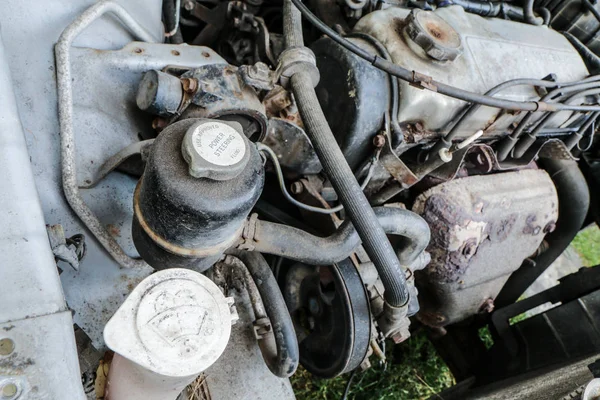 Detalhe Velho Acidente Carro Motor Com Velas Ignição Fuga Óleo — Fotografia de Stock