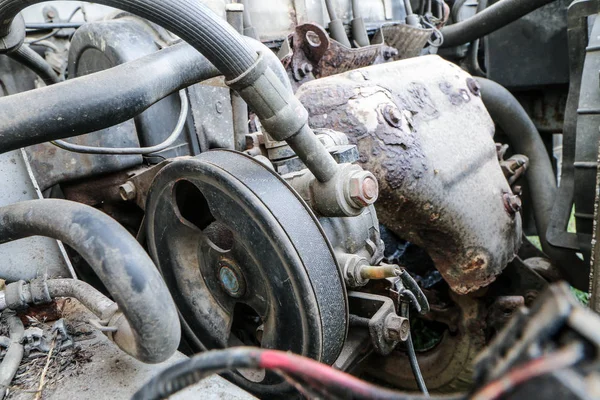 Detalhe Velho Acidente Carro Motor Com Velas Ignição Fuga Óleo — Fotografia de Stock