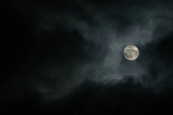 Úplněk Mraky Oblačné Noci Skrývá Viditelný Pouze Několik Sekund — Stock fotografie