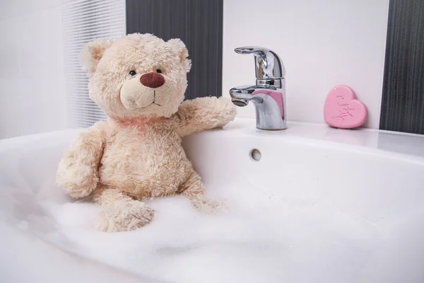 Lindo Osito Peluche Está Sentado Lavabo Lavándose — Foto de Stock