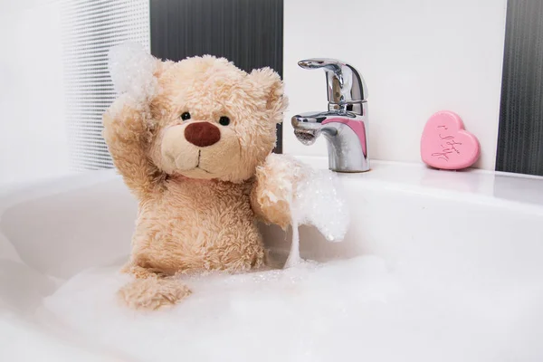 Lindo Osito Peluche Está Sentado Lavabo Lavándose — Foto de Stock