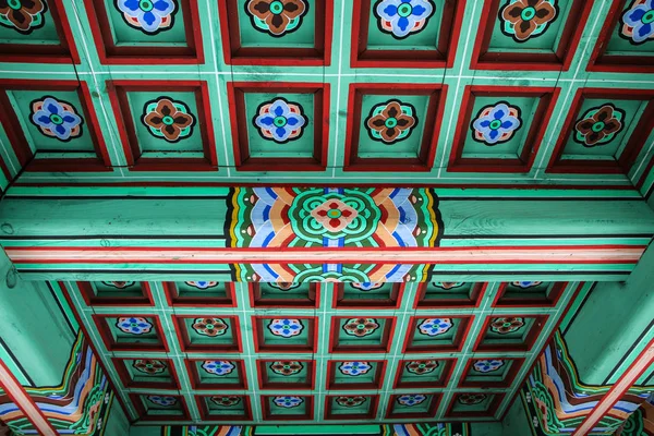 Szczegółów Obrazu Tradycyjnym Drewnianym Dachem Koreański Pałac Widać Ozdoby Dekoracje — Zdjęcie stockowe