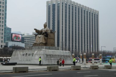 Seul, Güney Kore'de Kral Sejong'un heykeli. Sejong-daero'ya yerleştirilen görüş.