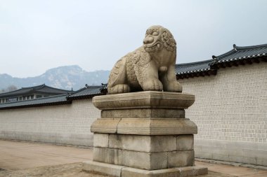 Gyeongboggung kraliyet sarayı tarafından Kore Gwanghwamun Kapısı tarafından bekçi aslan heykeli bir resim. Duvarları da görebilirsin..