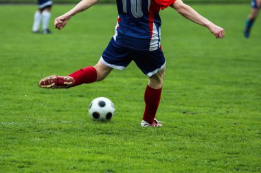 Ayak vuruşu sırasında futbolcuların bacaklarının bir detay.