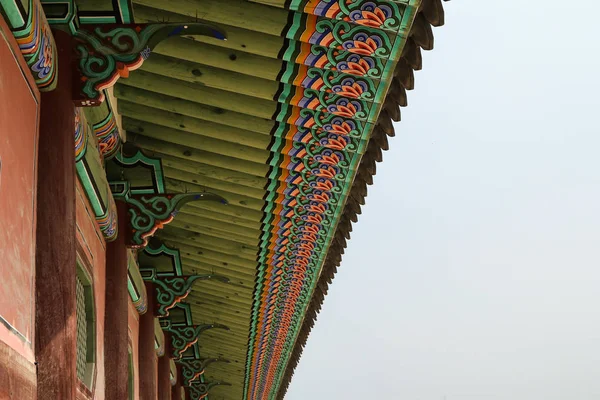 Детальная Фотография Традиционной Деревянной Крыши Корейского Дворца Можете Увидеть Украшения — стоковое фото