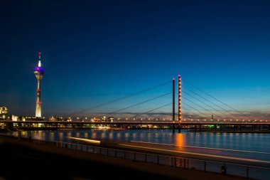 Alman şehir Dsseldorf gece merkezinde bir resim. 