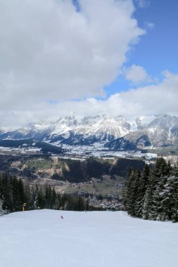 Bir resimden Avusturya Alpleri'nde Kayak Merkezi. Kar ve hava mükemmel, yamaçları boştur. Kayak bu koşullarda tutkudur. Dağların civarında büyük görünür. 
