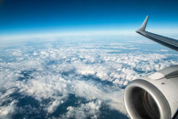 Widok Samolotu Ziemię Podczas Lotu Błękitne Niebo Jest Widoczny Również — Zdjęcie stockowe
