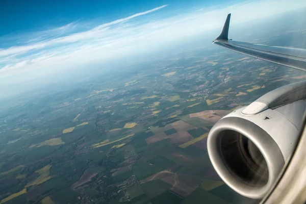 Widok Samolotu Ziemię Podczas Lotu Błękitne Niebo Jest Widoczny Również — Zdjęcie stockowe