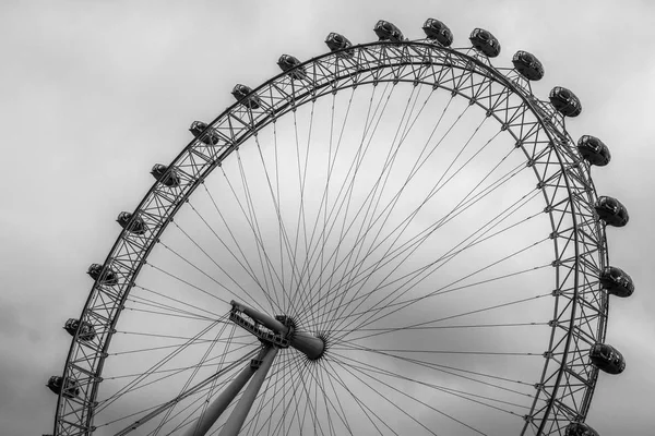 ロンドン アイのディテール イングランドのロンドンにある大きな観覧車 雨の日の白黒写真 — ストック写真