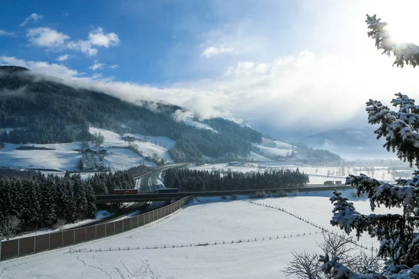 Una Foto Matutina Los Alpes Austriacos Niebla Está Las Montañas —  Fotos de Stock