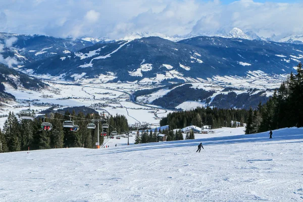 Una Foto Estación Esquí Los Alpes Austriacos Nieve Clima Son —  Fotos de Stock