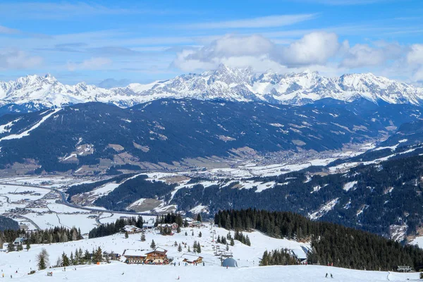 Una Foto Estación Esquí Los Alpes Austriacos Nieve Clima Son —  Fotos de Stock