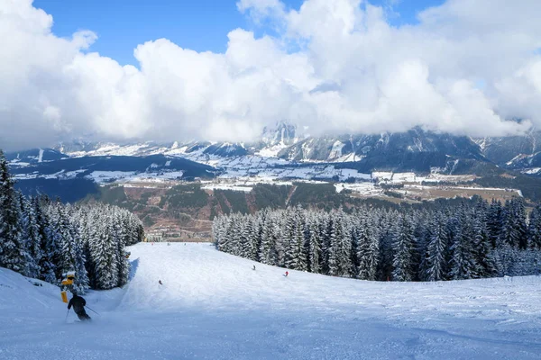 Una Foto Estación Esquí Los Alpes Austriacos Nieve Clima Son —  Fotos de Stock