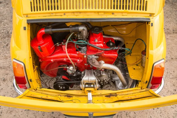 Detalle Viejo Coche Clásico Pequeño Motor Visible Debajo Del Capó — Foto de Stock