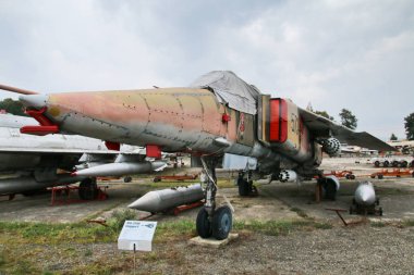 Sovyet döneminden kalma paslı savaş jetleriyle dolu terk edilmiş askeri üsten bir resim..