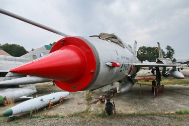 Sovyet döneminden kalma paslı savaş jetleriyle dolu terk edilmiş askeri üsten bir resim..