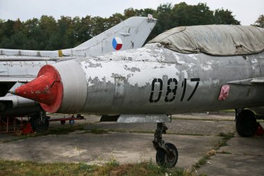 Sovyet döneminden kalma paslı savaş jetleriyle dolu terk edilmiş askeri üsten bir resim..