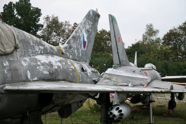 Sovyet döneminden kalma paslı savaş jetleriyle dolu terk edilmiş askeri üsten bir resim..
