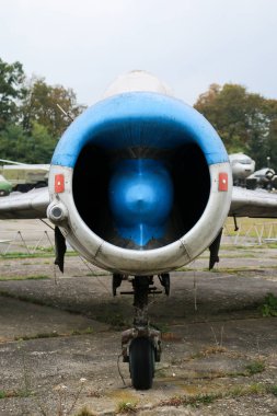 Sovyet döneminden kalma paslı savaş jetleriyle dolu terk edilmiş askeri üsten bir resim..