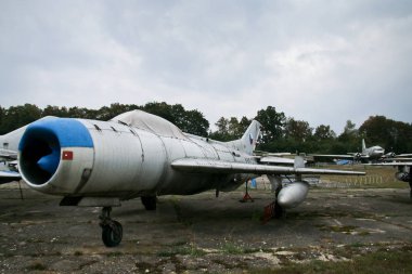 Sovyet döneminden kalma paslı savaş jetleriyle dolu terk edilmiş askeri üsten bir resim..