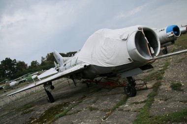 Sovyet döneminden kalma paslı savaş jetleriyle dolu terk edilmiş askeri üsten bir resim..
