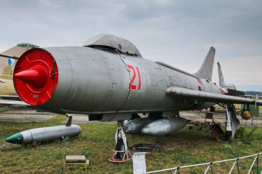 Sovyet döneminden kalma paslı savaş jetleriyle dolu terk edilmiş askeri üsten bir resim..