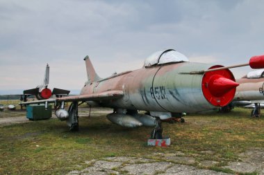 Sovyet döneminden kalma paslı savaş jetleriyle dolu terk edilmiş askeri üsten bir resim..