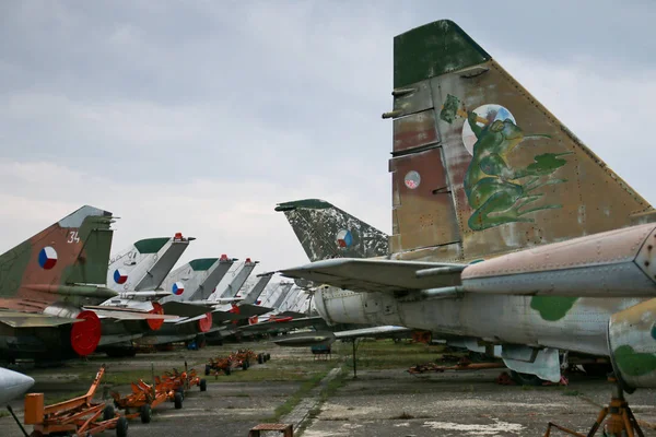 Una Foto Abandonada Base Militar Llena Viejos Aviones Combate Oxidados — Foto de Stock