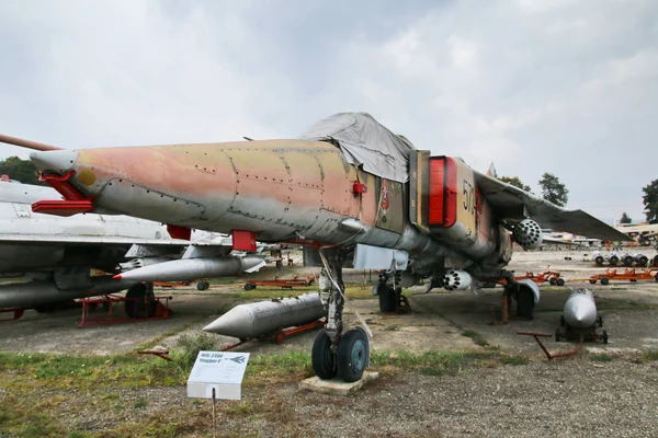 Una Foto Abandonada Base Militar Llena Viejos Aviones Combate Oxidados — Foto de Stock