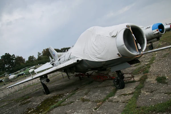 Una Foto Abandonada Base Militar Llena Viejos Aviones Combate Oxidados —  Fotos de Stock