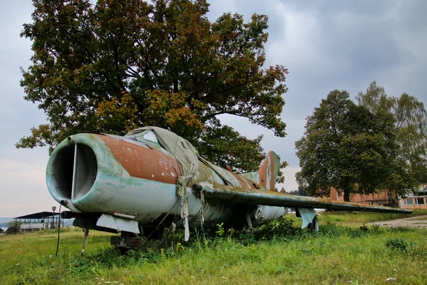 Obraz Opuszczonej Bazy Wojskowej Pełnej Starych Zardzewiałych Myśliwców Czasów Sowieckich — Zdjęcie stockowe